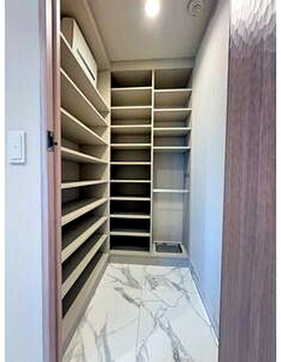 Shoe-in closet