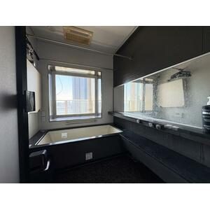 THE TOKYO TOWERS MID TOWER - Bathroom with window